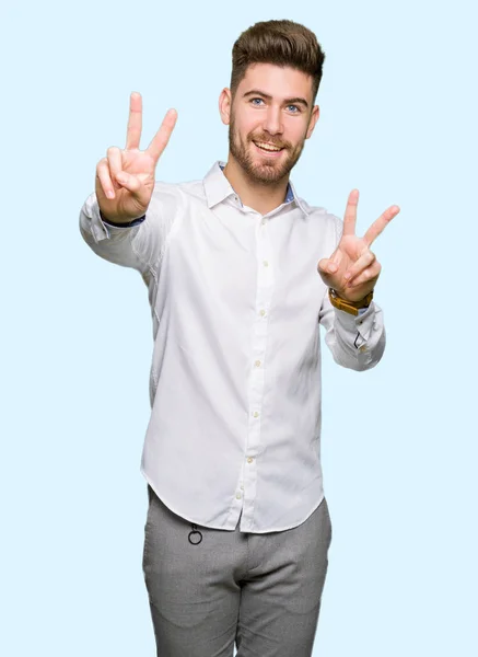 Молодий Красивий Бізнесмен Посміхається Дивитися Камеру Показуючи Пальці Роблячи Знак — стокове фото