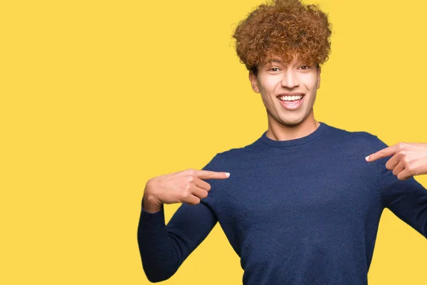 Junger Gutaussehender Mann Mit Afro Haaren Der Selbstbewusst Mit Einem — Stockfoto