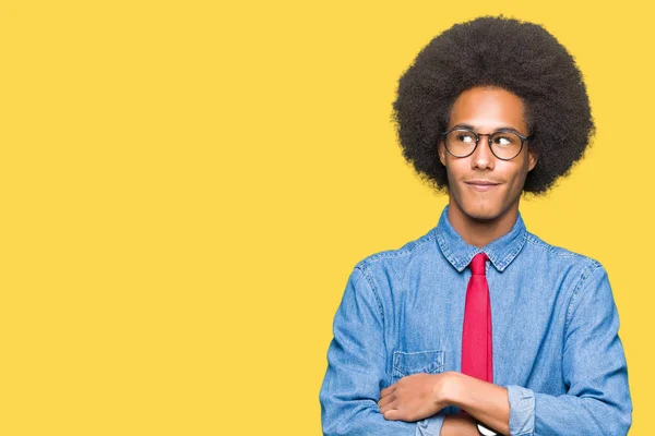 Joven Hombre Negocios Afroamericano Con Cabello Afro Usando Gafas Corbata —  Fotos de Stock