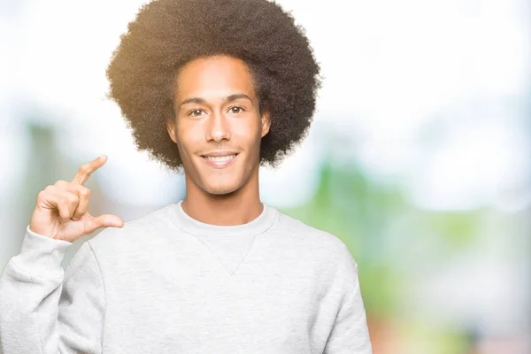 Unga Afroamerikanska Man Med Afro Hår Iklädd Sportig Sweatshirt Leende — Stockfoto