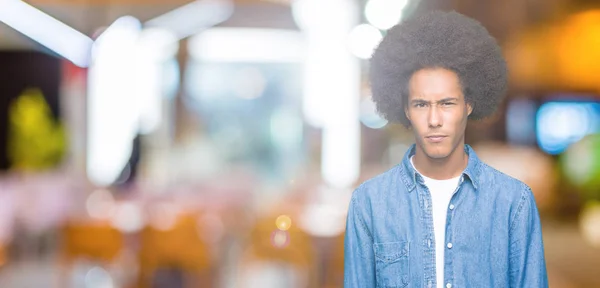 Νεαρός Αφρικανική Αμερικανική Άνθρωπος Άφρο Μαλλιά Σκεπτικιστής Και Νευρικό Συνοφρυωμένος — Φωτογραφία Αρχείου
