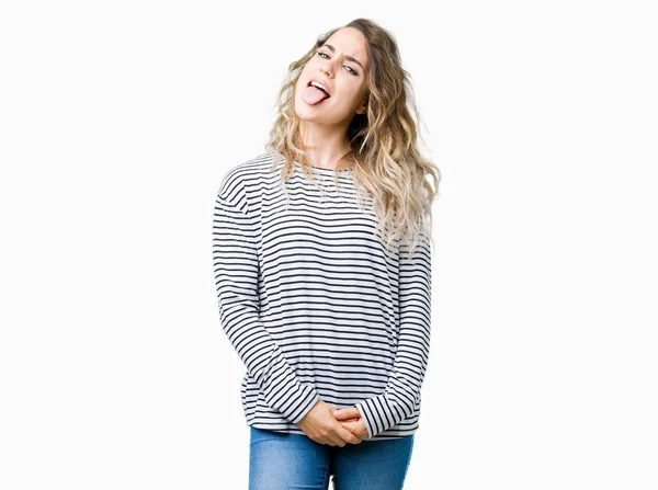 身に着けている美しい若いブロンドの女性の舌を付着分離の背景上のセーターのストライプを面白い表現に満足 感情の概念 — ストック写真