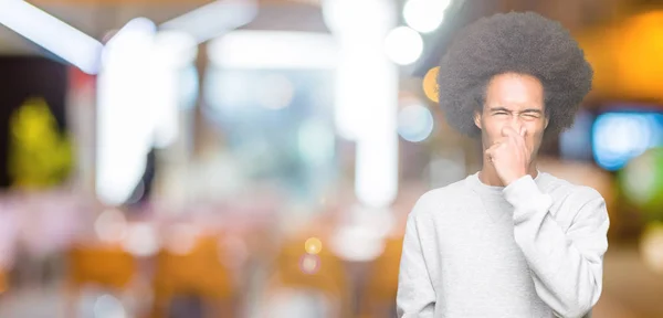 Mladý Americký Muž Afro Vlasy Nosit Sportovní Mikina Vonící Něco — Stock fotografie