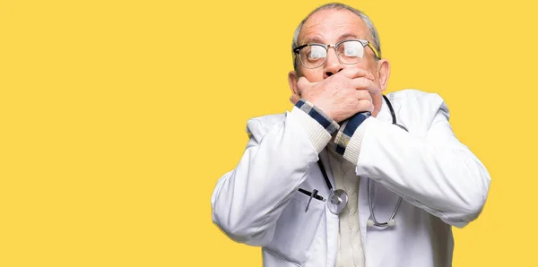 Stilig Senior Doktor Man Klädd Medicinsk Coat Chockad Som Täcker — Stockfoto