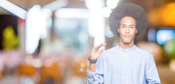 Młody African American Man Afro Włosy Ciążą Rąk Pokazując Duży — Zdjęcie stockowe