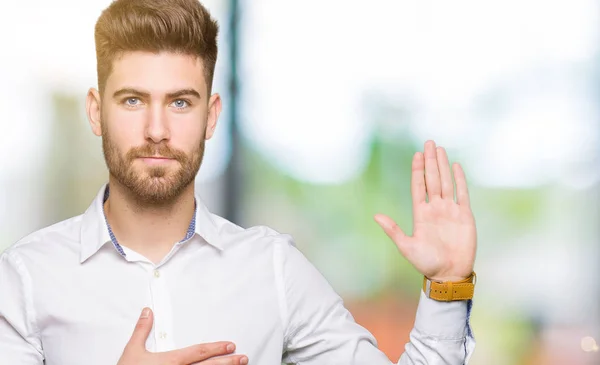 Jonge Knappe Business Man Swearing Met Hand Borst Open Palm — Stockfoto