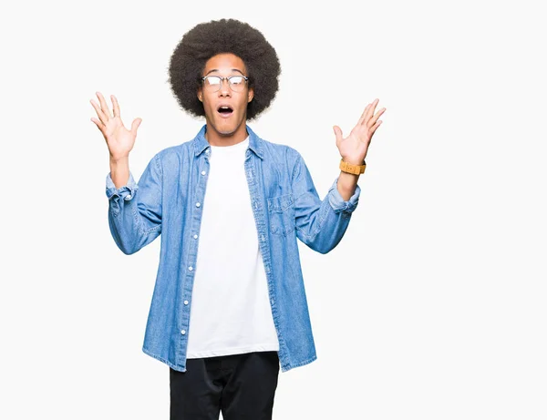 Unga Afroamerikanska Man Med Afro Hår Glasögon Firar Galen Och — Stockfoto