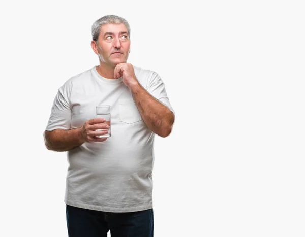 Schöner Älterer Mann Trinkt Glas Wasser Über Isoliertem Hintergrund Ernstes — Stockfoto
