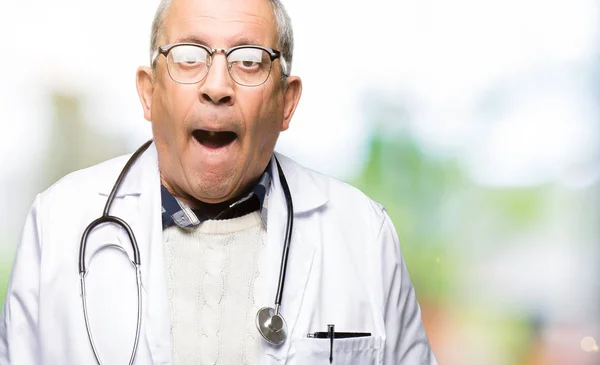 Stilig Senior Doctor Man Bär Medical Coat Chock Ansikte Ser — Stockfoto