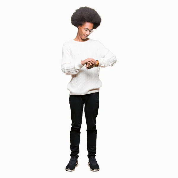 Afro Saçlı Genç Afrikalı Amerikan Adam Gözlük Giyiyor Bilek Saatindeki — Stok fotoğraf