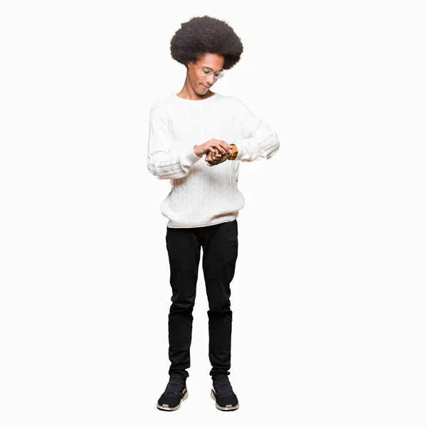 Jovem Afro Americano Com Cabelo Afro Usando Óculos Verificando Tempo — Fotografia de Stock