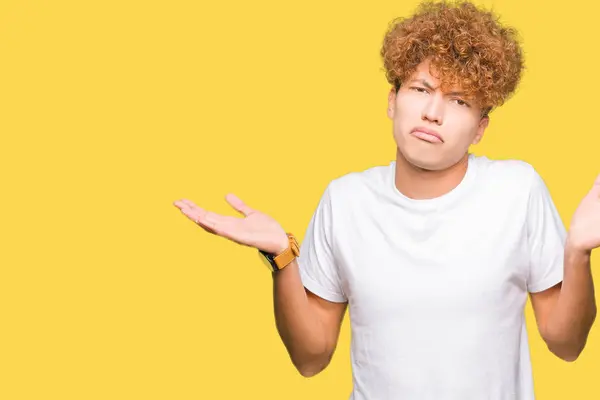 Jonge Knappe Man Met Afro Haar Het Dragen Van Casual — Stockfoto