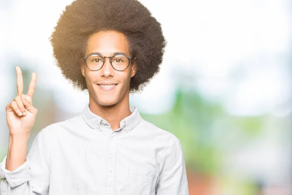 Americký Mladík Afro Vlasy Nosí Brýle Zobrazující Ukázal Prsty Číslo — Stock fotografie