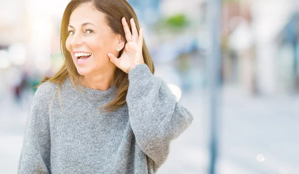 Hermosa Mujer Mediana Edad Con Suéter Invierno Sobre Fondo Aislado —  Fotos de Stock