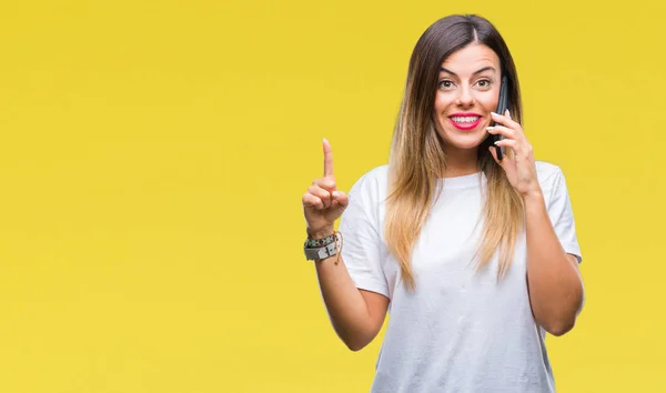 Junge Schöne Frau Spricht Telefonat Mit Smartphone Über Isolierten Hintergrund — Stockfoto