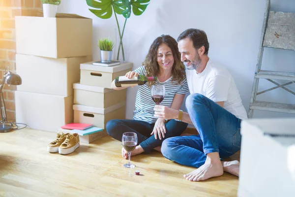 Старшая романтическая пара среднего возраста, влюбленная, сидящая в квартире — стоковое фото