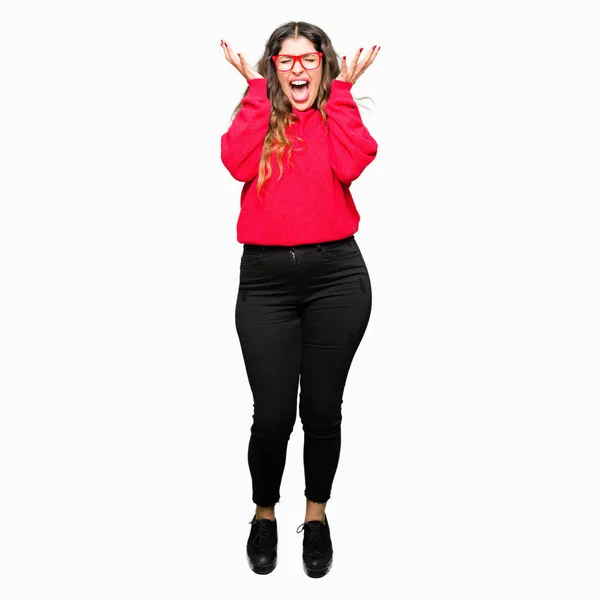 Fiatal Gyönyörű Szemüveg Piros Ünnepli Őrült Őrült Siker Karok Felemelte — Stock Fotó