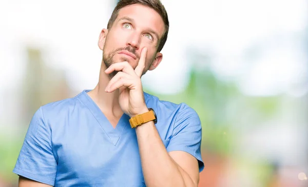 Hombre Guapo Doctor Vistiendo Uniforme Médico Sobre Fondo Aislado Con — Foto de Stock