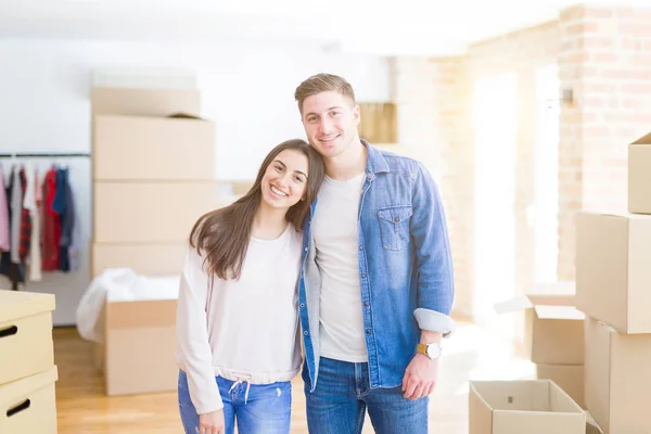 Schönes junges Paar zieht in ein neues Zuhause, steht auf neuer apa — Stockfoto