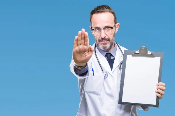 Idade Média Idoso Hoary Médico Homem Segurando Prancheta Isolado Fundo — Fotografia de Stock