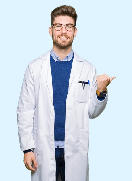 Νέος Επιστήμονας Όμορφος Άνδρας Φορώντας Γυαλιά Χαμογελώντας Χαρούμενο Πρόσωπο Αναζητούν — Φωτογραφία Αρχείου