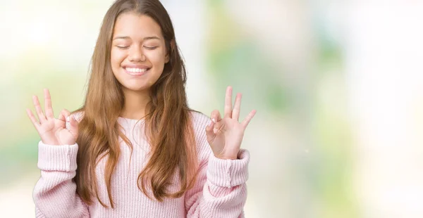 Giovane Bella Donna Bruna Indossa Maglione Invernale Rosa Sfondo Isolato — Foto Stock