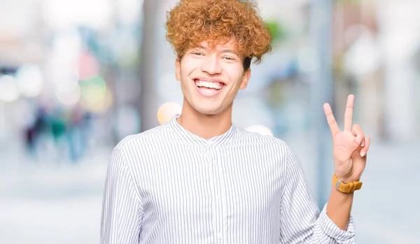 Unga Stilig Affärsman Med Afro Hår Bär Elegant Skjorta Leende — Stockfoto