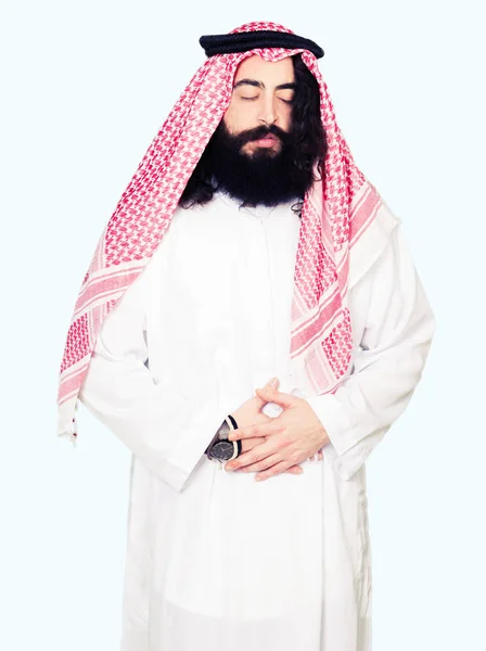 Арабский Бизнесмен Длинными Волосами Носит Традиционный Шарф Кеффие Рукой Животе — стоковое фото