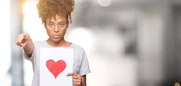 Νεαρός Αφρικανική Αμερικανική Γυναίκα Εκμετάλλευση Χαρτί Κόκκινη Καρδιά Πέρα Από — Φωτογραφία Αρχείου