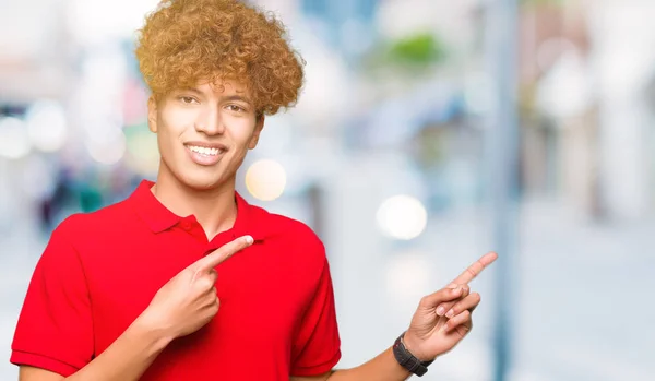 Joven Hombre Guapo Con Pelo Afro Vistiendo Camiseta Roja Sonriendo — Foto de Stock