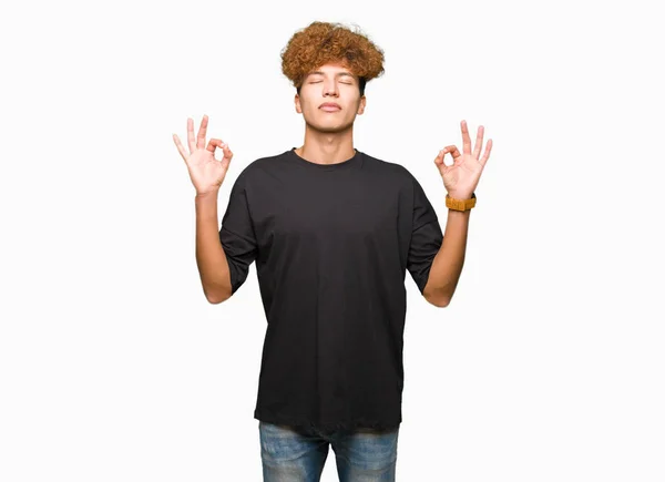 穿着黑色 T恤的非洲帅哥男子放松 闭着眼睛用手指做冥想手势 瑜伽概念 — 图库照片