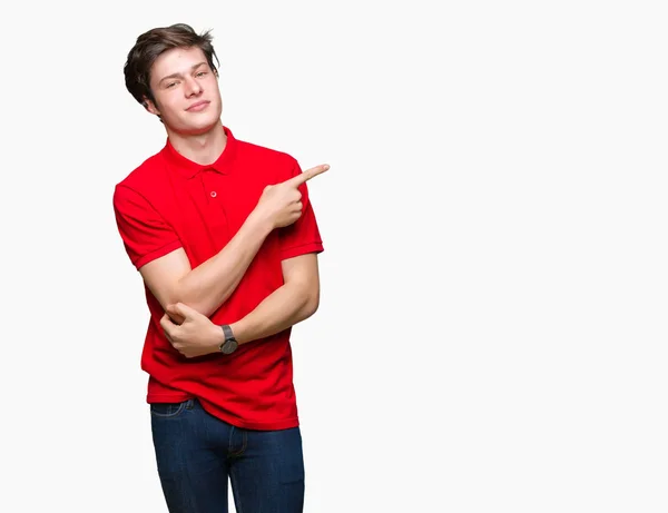 Jonge Knappe Man Dragen Rode Shirt Geïsoleerde Achtergrond Wijzend Met — Stockfoto