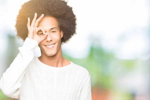 Ung Afrikansk Amerikansk Man Med Afro Hår Klädd Vinter Tröja — Stockfoto