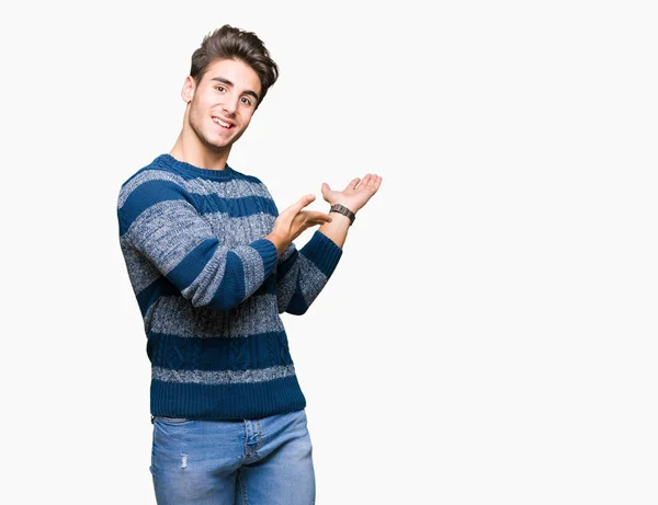 Jovem Homem Bonito Sobre Fundo Isolado Convidando Para Entrar Sorrindo — Fotografia de Stock