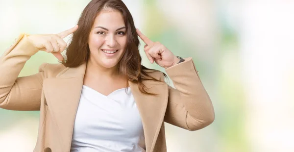 Bonita Size Jovem Mulher Vestindo Casaco Inverno Sobre Fundo Isolado — Fotografia de Stock