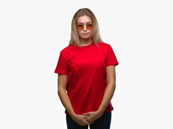 Молода Біла Жінка Носить Сонцезахисні Окуляри Над Ізольованим Тлом Серйозним — стокове фото