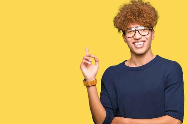 Junger Gutaussehender Mann Mit Afro Brille Mit Einem Breiten Lächeln — Stockfoto