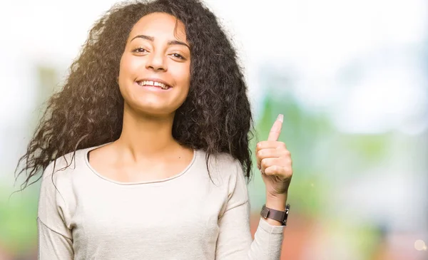 Jeune Belle Fille Aux Cheveux Bouclés Portant Pull Décontracté Faisant — Photo