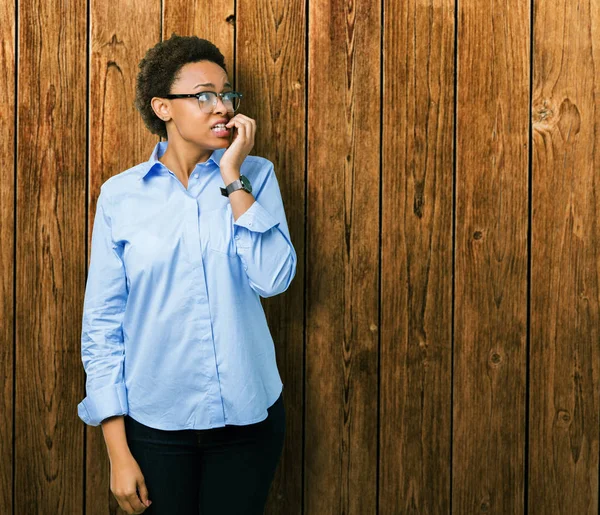 Joven Hermosa Mujer Negocios Afroamericana Sobre Fondo Aislado Mirando Estresado — Foto de Stock