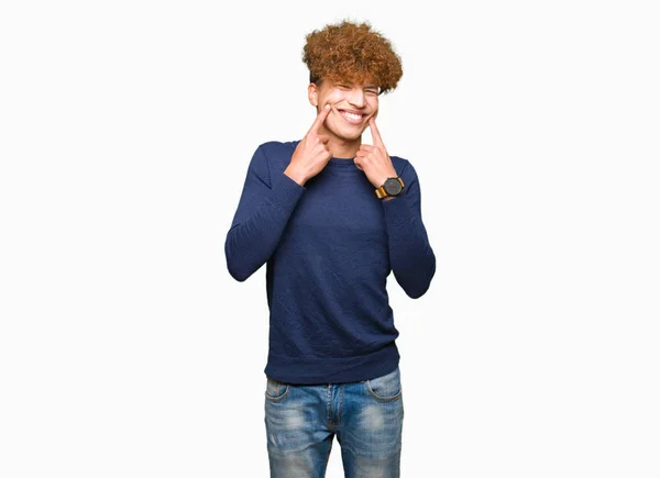 Jovem Homem Bonito Com Cabelo Afro Sorrindo Com Boca Aberta — Fotografia de Stock