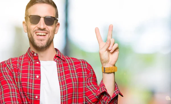 Hombre Guapo Con Gafas Sol Moda Sonriendo Con Cara Feliz —  Fotos de Stock