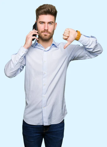 Junger Gutaussehender Mann Spricht Auf Smartphone Mit Wütendem Gesicht Negatives — Stockfoto