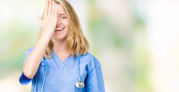 Hermosa Joven Doctora Vistiendo Uniforme Médico Sobre Fondo Aislado Cubriendo — Foto de Stock