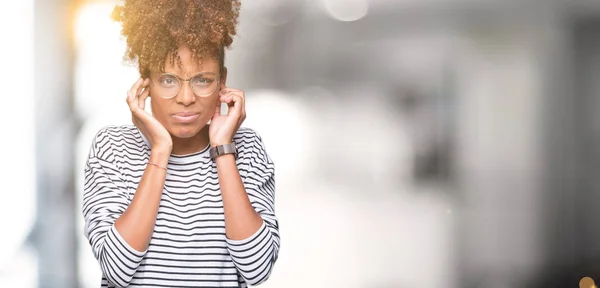 Belle Jeune Femme Afro Américaine Portant Des Lunettes Sur Fond — Photo