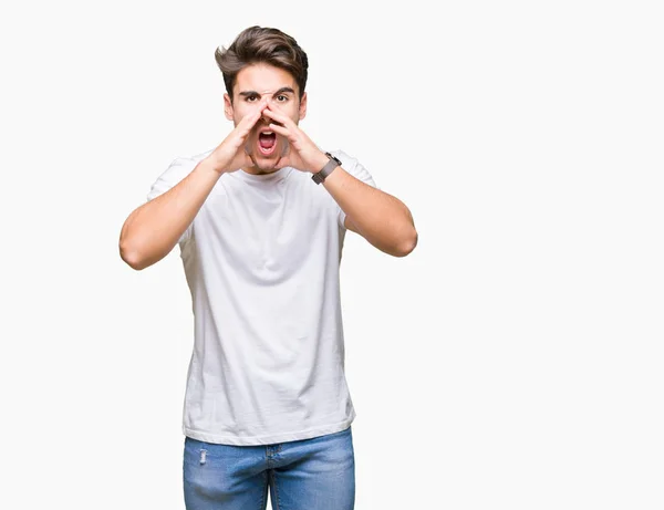 Jovem Bonito Homem Vestindo Branco Shirt Sobre Isolado Fundo Gritando — Fotografia de Stock