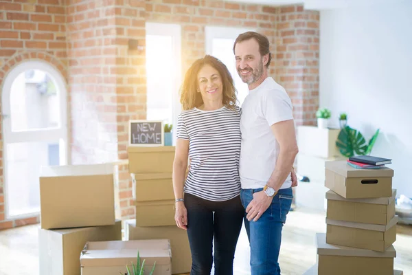Középkorú vezető házaspár költözött egy új házat, mosolygott boldog — Stock Fotó