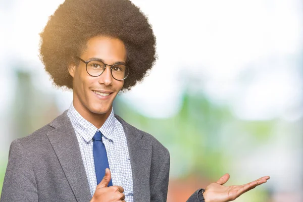 Unga Afroamerikanska Business Mannen Med Afro Hår Glasögon Visar Palm — Stockfoto