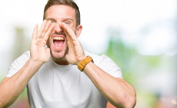 Beau Homme Portant Shirt Blanc Décontracté Criant Colère Haute Voix — Photo