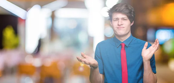 Joven Hombre Negocios Guapo Con Corbata Roja Sobre Fondo Aislado — Foto de Stock