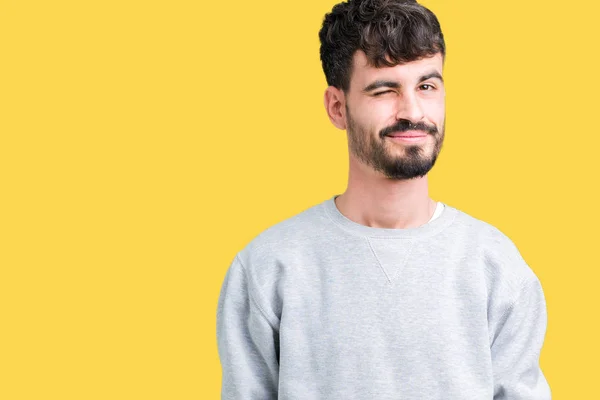 Jovem Homem Bonito Vestindo Camisola Sobre Fundo Isolado Piscando Olhando — Fotografia de Stock